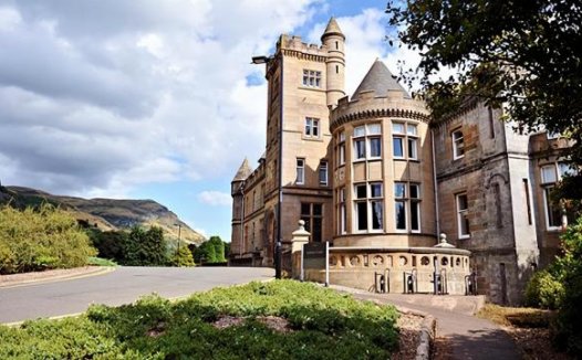 英国高校:斯特灵大学(University of Stirling,简称“UoS”)介绍及出国留学实用指南